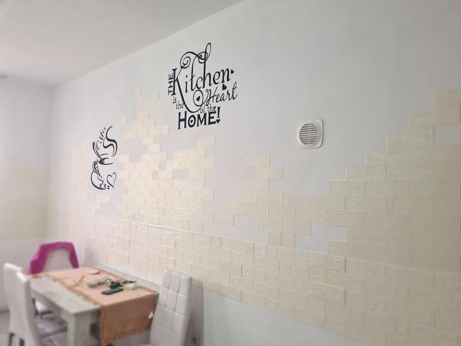 Mural Art Apartament Petroşani エクステリア 写真